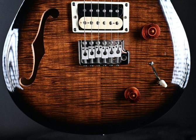 PRS SE Custom 22 Semi-Hollow Black Gold Burst 2023