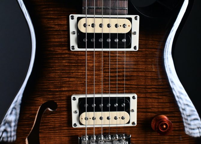 PRS SE Custom 22 Semi-Hollow Black Gold Burst 2023