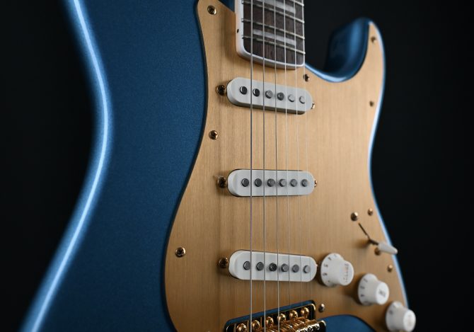 Squier 40th Anniversary Stratocaster Gold Edition Lake Placid Blue 2022