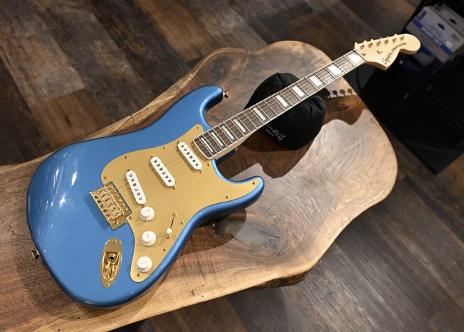 Squier 40th Anniversary Stratocaster Gold Edition Lake Placid Blue 2022
