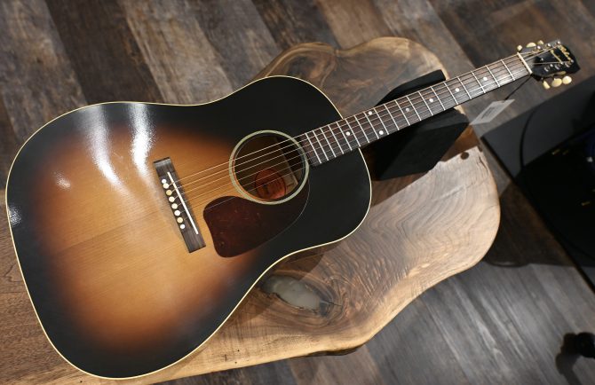 GIbson Custom Shop 1942 Banner J-45 VIntage Sunburst 2023
