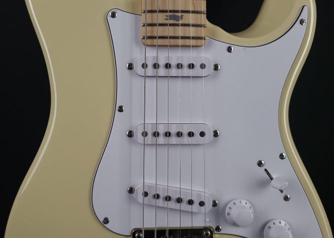 PRS SE Silver Sky Maple Moon White #900