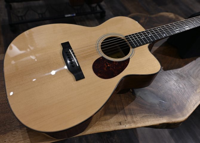 Eastman E1OMCE-DLX Deluxe Natural Orchestra Model #490