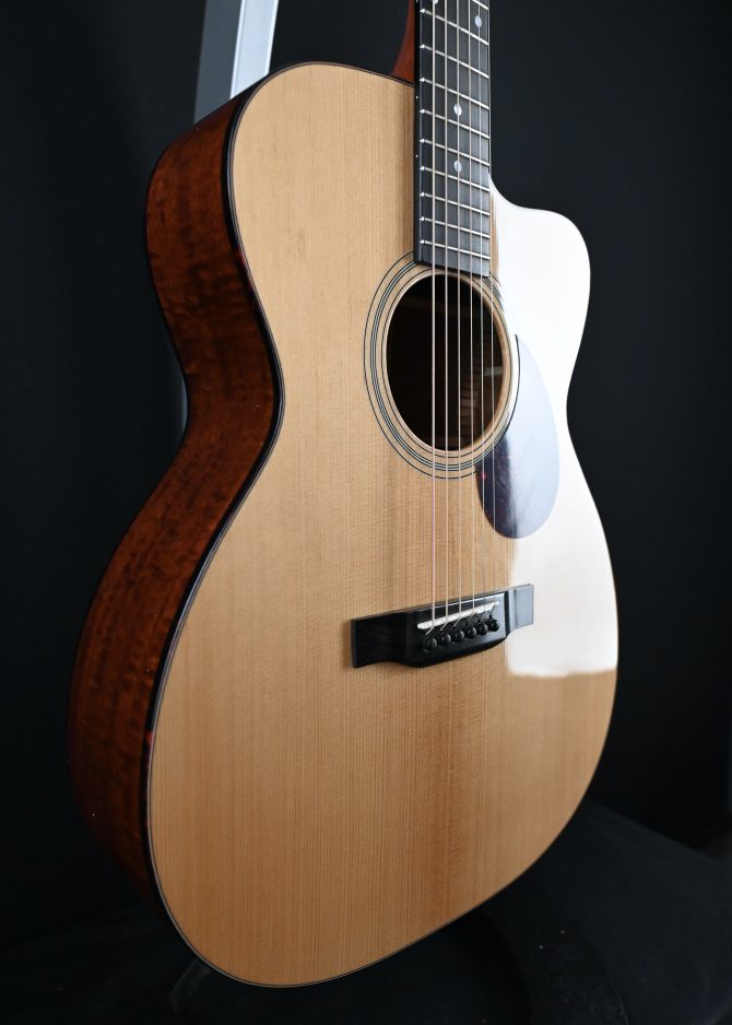 Eastman E1OMCE-DLX Deluxe Natural Orchestra Model #490