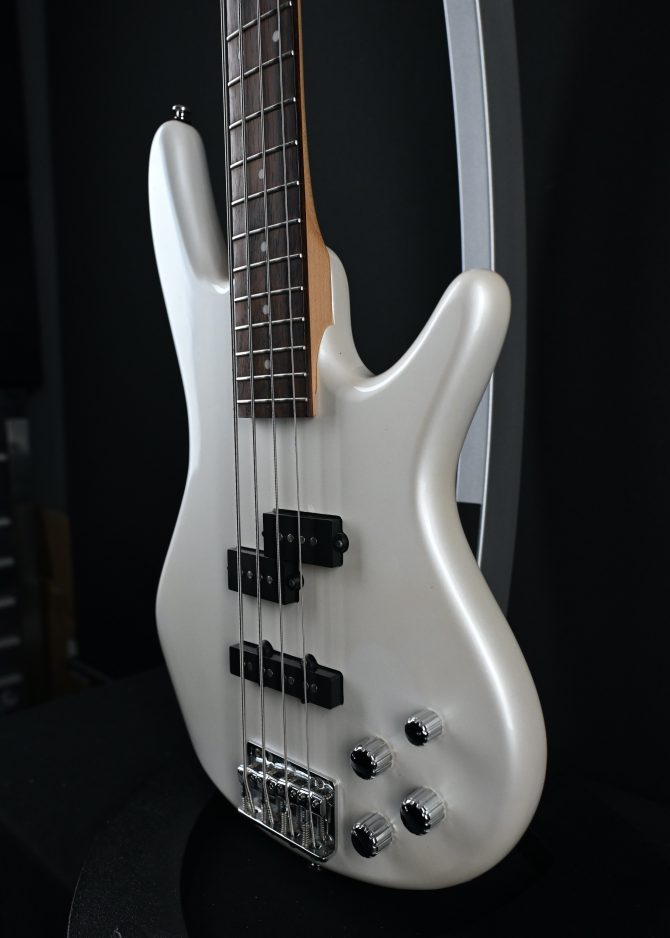 Ibanez GSR200-WH White 4-String Bass Guitar 2015