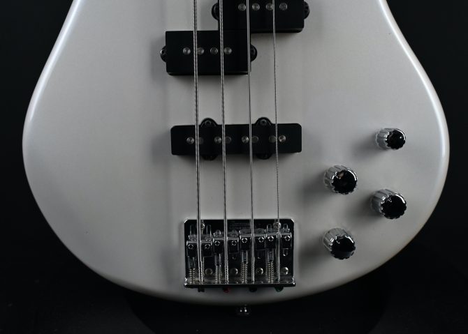 Ibanez GSR200-WH White 4-String Bass Guitar 2015