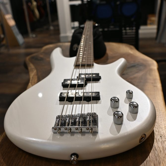 Ibanez GSR200-PW Gio Series Pearl White #799