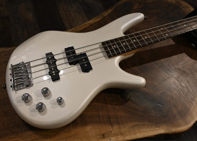 Ibanez GSR200-WH White 4-String Bass Guitar 2015