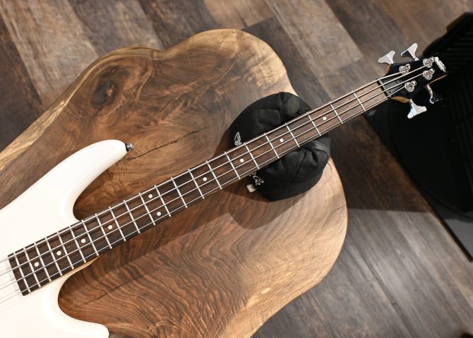 Ibanez GSR200-WH White 4-String Bass Guitar 2015