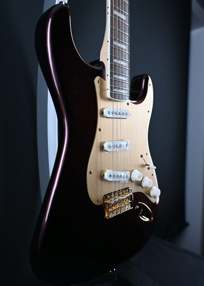 Squier 40th Anniversary Gold Edition Stratocaster Ruby Red