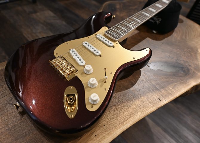 Squier 40th Anniversary Gold Edition Stratocaster Ruby Red