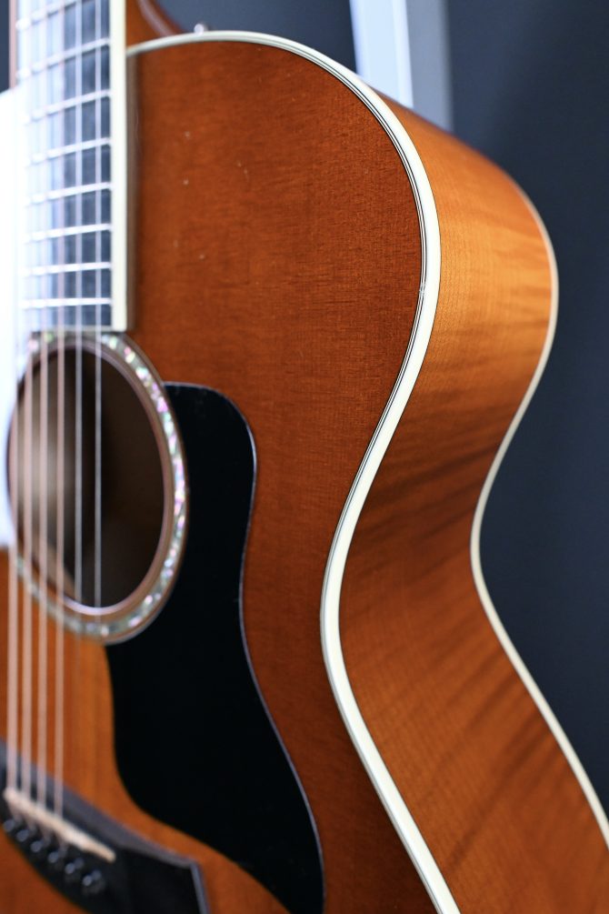 Taylor GA6 Grand Auditorium Sunburst Acoustic Guitar 2007