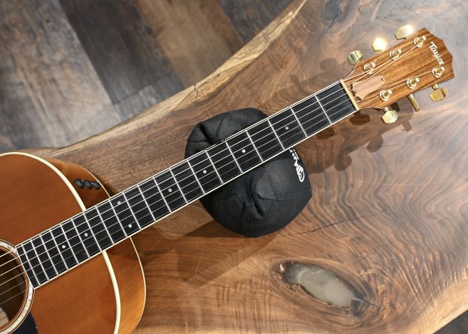 Taylor GA6 Grand Auditorium Sunburst Acoustic Guitar 2007
